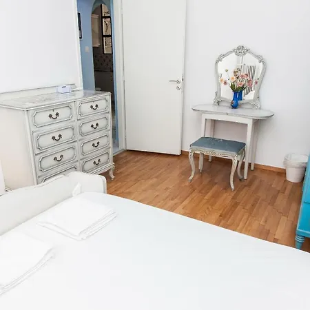Charming In Pagkrati- Gtd95602